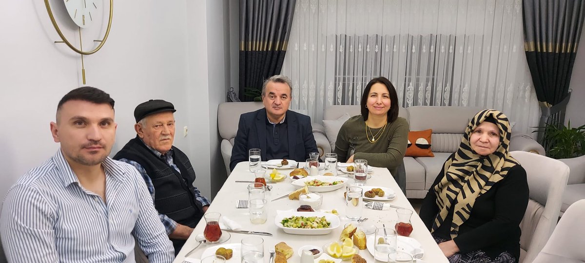 Kaymakamımız Sayın @ademozturk65, eşi hanımefendi Rukiye Öztürk ile birlikte şehit ailesi Ali Ekinay’ın iftar sofrasına konuk oldu.