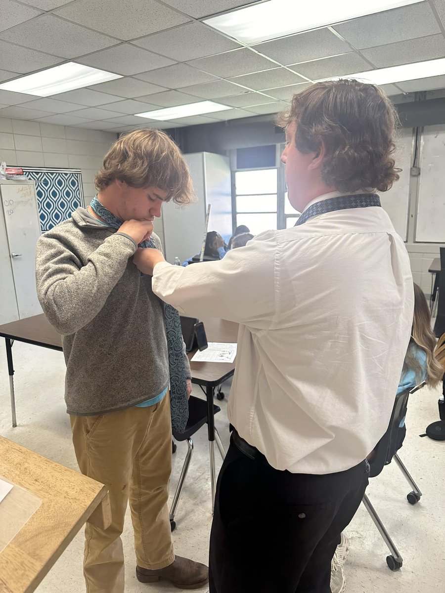 LauderdaleCSD's tweet photo. No one better to help students learn how to tie a tie than the tie master himself, Principal Smith @SEHStigers! Through his expertise, the students mastered tying a tie and witnessed firsthand the value of sharing knowledge and skills. #LCSDExcellence #MeansMoreHere https://t.co/wOlBoxWqJt