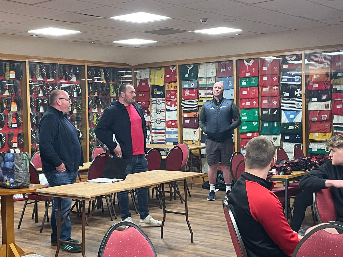 A former #RedAndBlacks Youth player is in the house to present the current players with their shirts for tomorrow's big date at Principality Stadium. Scarlets, Wales & Lions hooker Ken Owens took the time to wish the boys well for the final. 🔴⚫️🏉 📷courtesy Royston Massocchi