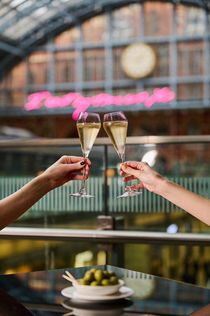 Pop the Champagne and raise those glasses high, the long weekend is here!🥂🍾 Sip, savour and celebrate this #BankHolidayWeekend with Searcys - Discover our locations and book your table here: bit.ly/3TVx2Uc