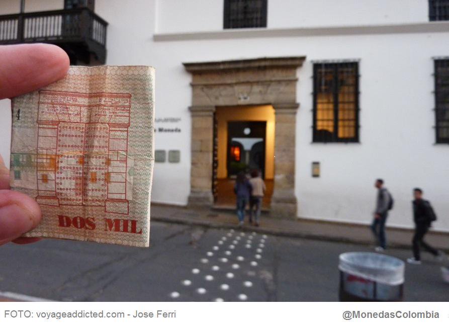 La puerta de la Casa de Moneda de Bogotá en el billete de 2.000 Pesos.