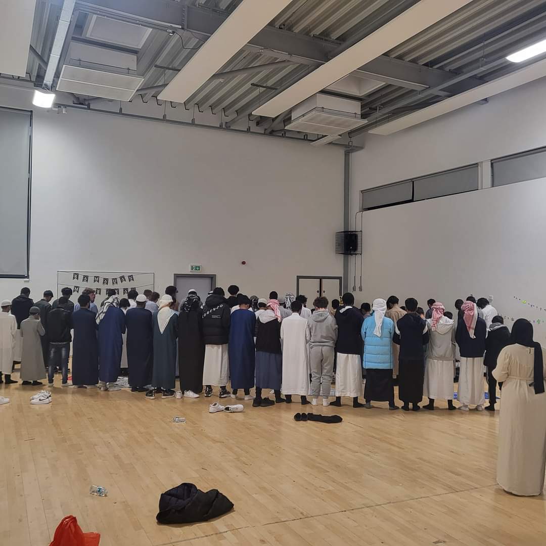 Almost 200 of students and teachers are enjoying the #Iftar at Bedford Free School. Huge thanks to Mr Raheeb Arman for organising the whole event, South Bedford Masjid for helping out and The Marquee for donating such utterly delicious food.

📸 <a href="/bedsfreeschool/">Bedford Free School</a>

#RamadanInBedford