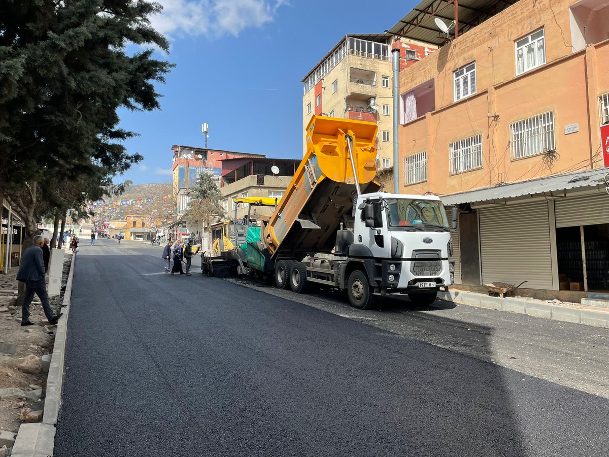 Hazro İlçe merkezinde sıcak asfalt çalışmalarımız… Hizmete devam… #DiyarbakırBüyükşehirBelediyesi