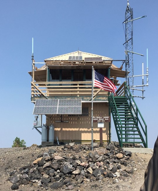 Lassen National Forest’s West Prospect Peak Lookout has been continuously staffed since its construction in 1935. The historic lookout now has 2 ALERTCalifornia cams. 📷: Marceline Slack/National Historic Lookout Register. Watch live bit.ly/3VwElmi #FFLAALERTCalifornia