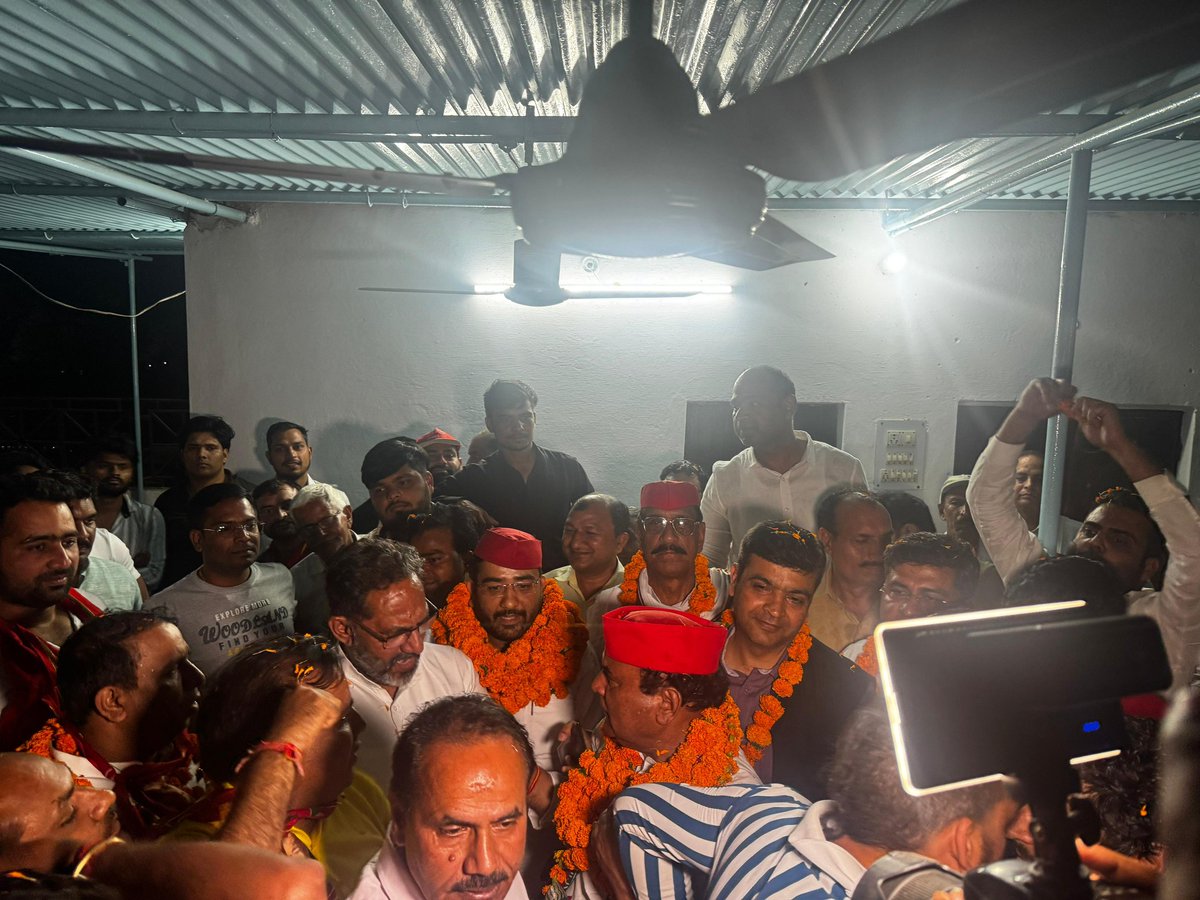 ashray_gupta's tweet image. इंडिया गठबंधन के गौतमबुद्धनगर लोकसभा के संयुक्त प्रत्याशी डॉ महेंद्र नागर जी के जिले आगमन पर उनके पैतृक गांव मिल्क लछि में देर रात 12 बजे स्वागत किया गया।
#voteforcycle #Voteforakhilesh #VoteForSamajwadi #samajwadipartyofficial #GautamBudhNagar