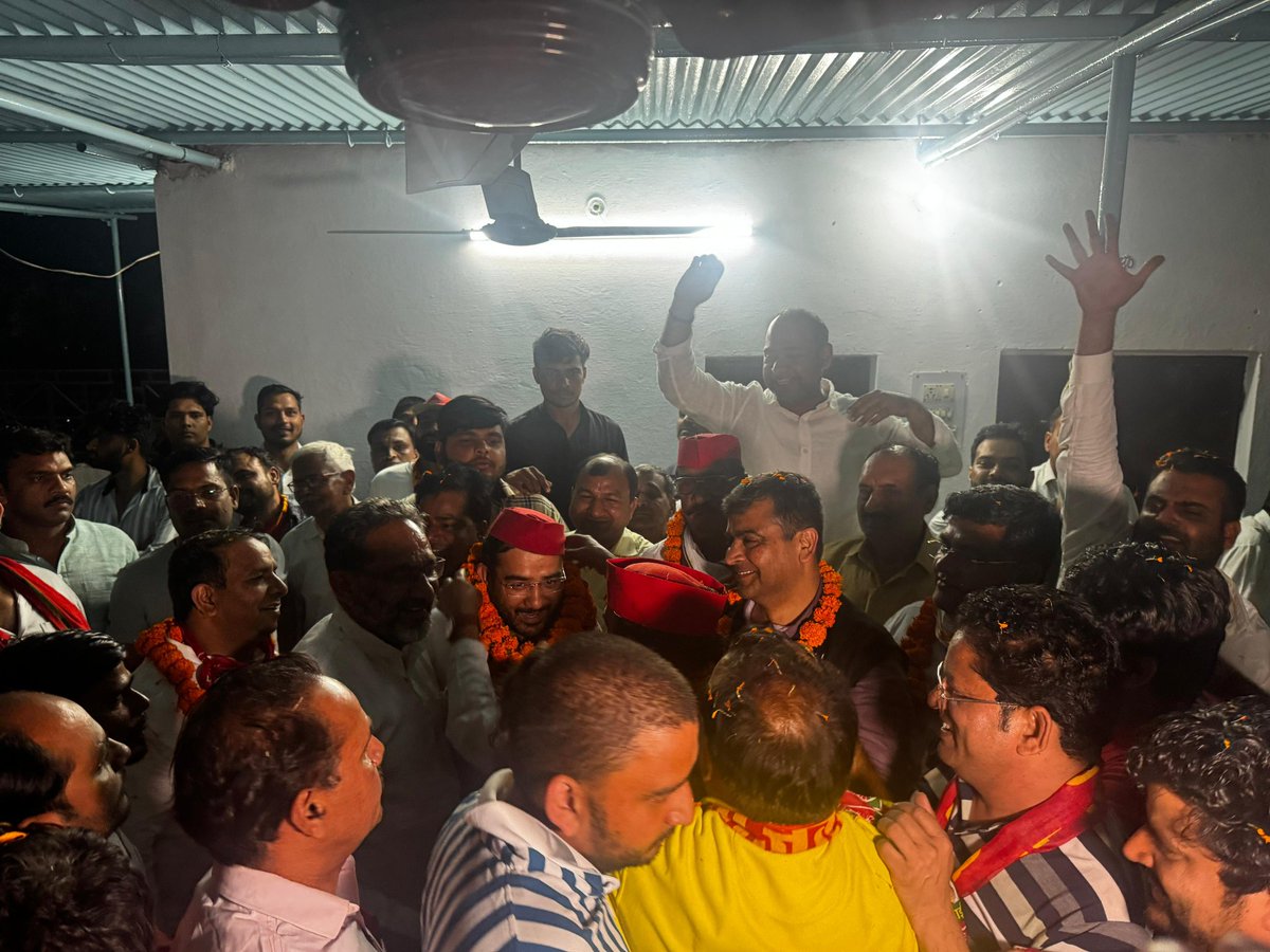 ashray_gupta's tweet image. इंडिया गठबंधन के गौतमबुद्धनगर लोकसभा के संयुक्त प्रत्याशी डॉ महेंद्र नागर जी के जिले आगमन पर उनके पैतृक गांव मिल्क लछि में देर रात 12 बजे स्वागत किया गया।
#voteforcycle #Voteforakhilesh #VoteForSamajwadi #samajwadipartyofficial #GautamBudhNagar