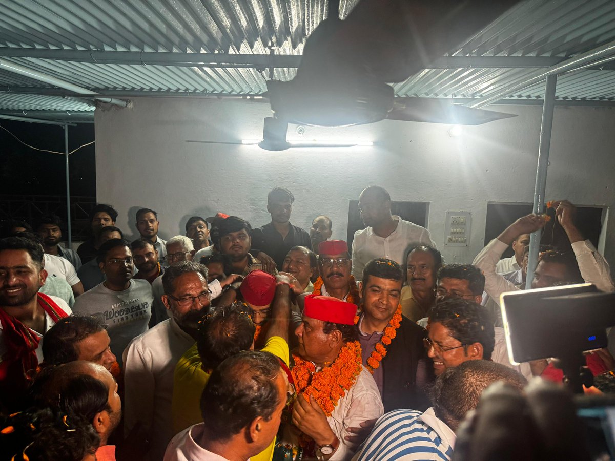 ashray_gupta's tweet image. इंडिया गठबंधन के गौतमबुद्धनगर लोकसभा के संयुक्त प्रत्याशी डॉ महेंद्र नागर जी के जिले आगमन पर उनके पैतृक गांव मिल्क लछि में देर रात 12 बजे स्वागत किया गया।
#voteforcycle #Voteforakhilesh #VoteForSamajwadi #samajwadipartyofficial #GautamBudhNagar