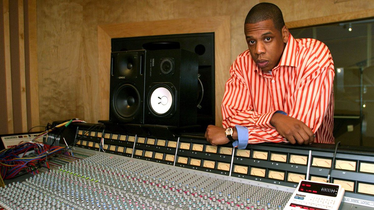 Wakati ambo JAY Z anarekodi album ya KINGDOM COME kwenye studios za BASELINE, ndani ya jiji la MANHATTAN. Kijana aliyetambulika kwa jina JERMAINE LAMARR COLE alikuwa akikatisha nnje ya studio hiyo. Kijana huyo, ndipo alipo ambiwa kuwa JAY Z yupo ndani anarecodi,👇🏻