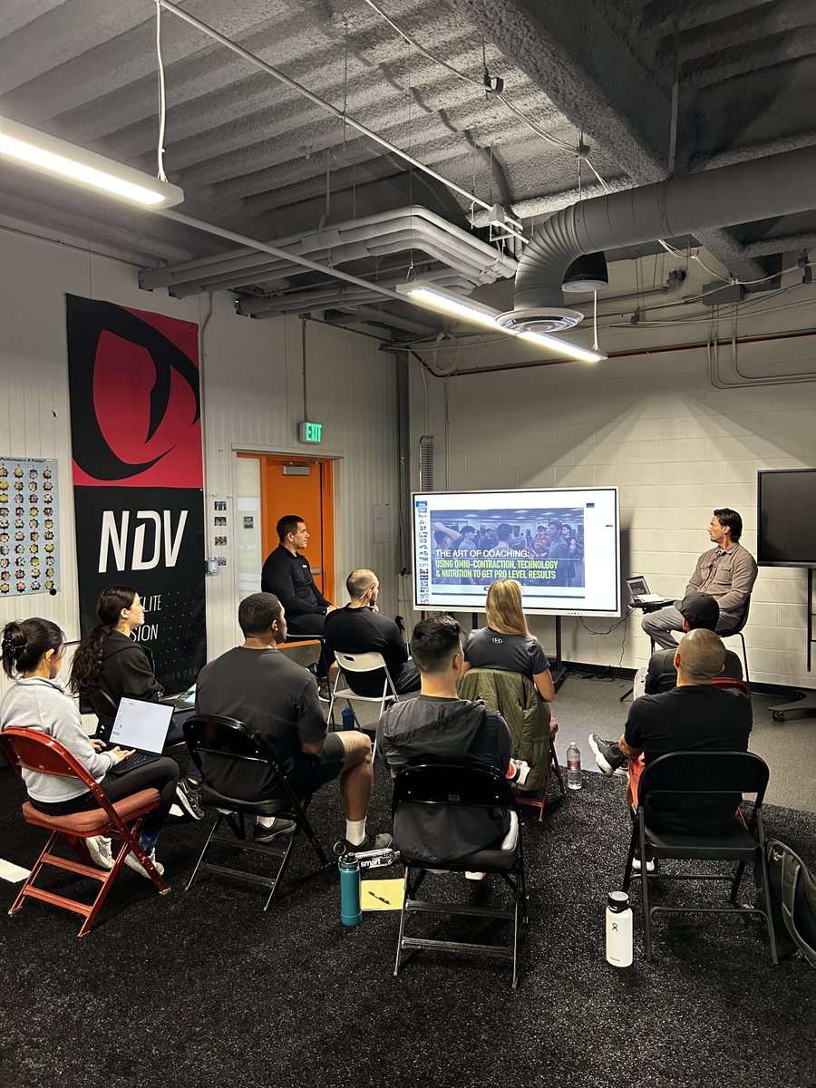 Procode_6's tweet image. One of our highest values here is MONTREAL (being committed to lifelong learning and improvement) 

We had a chance to live out our values by having  Ben Prentiss showing us the best ways to train athletes.  

#athlete #learning #StrengthTraining #athletictraining #Athletic