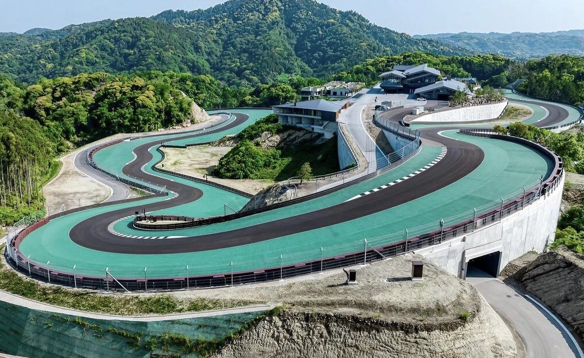 motorforms's tweet photo. Japanese billionaire created his own private members-only race track 

Costing over $200 Million 👀 https://t.co/UQmzwirVnX