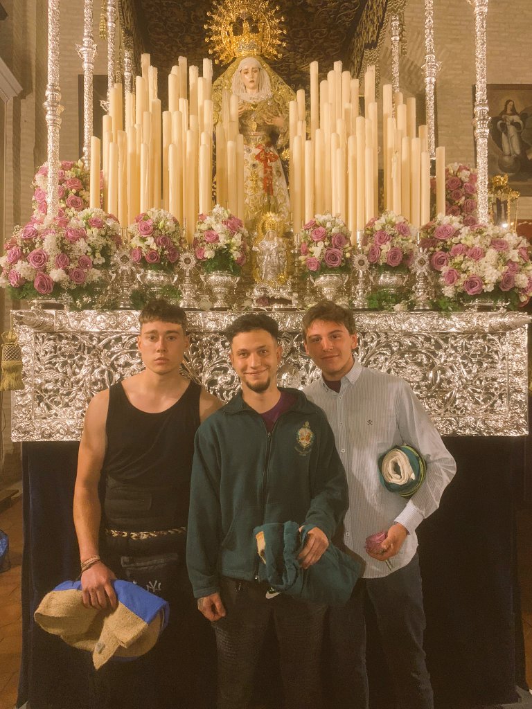 hasta otro martes santos ya q ayer y hoy por la lluvia no hemos podido salir veremos mañana en ayamonte como estara el dia es una pasión llamada costal 🥰🥰😍♥️saltera hermandad de los blancos