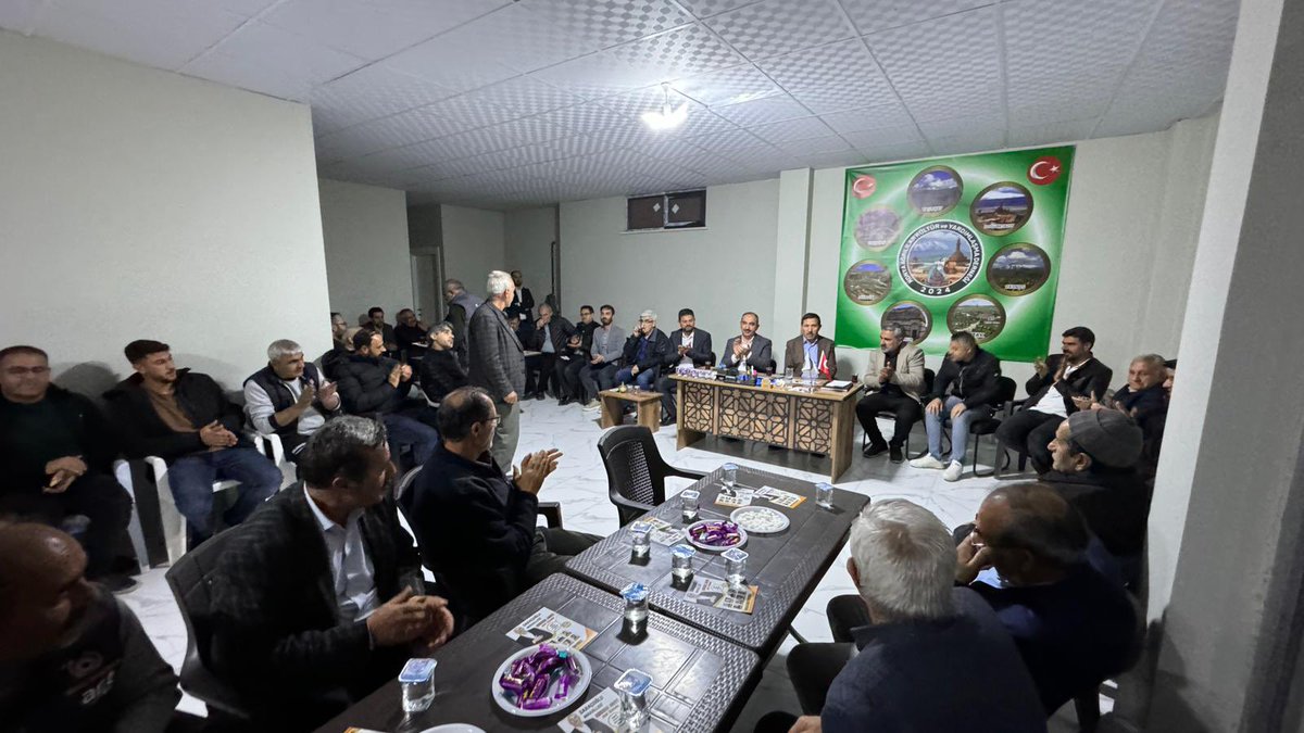 Başak Mahallemizdeki Teravih buluşmamızın ardından Konya Ağrılılar Derneği’nde vatandaşlarımızla bir araya geldik. 

İçten ve sıcak muhabbetle dolu bu güzel buluşma vesileyle, tüm Ağrılı vatandaşlarımıza selamlarımı iletiyorum.