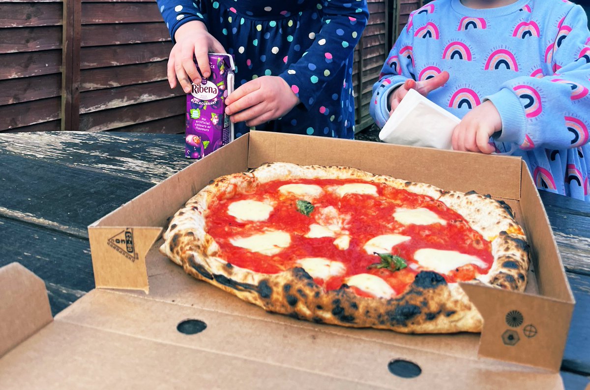 Warm enough for an outside pizza picnic this evening. Goats Gruff Dublin. 🍕😍🍕 #pizza #picnic #Dublinfood