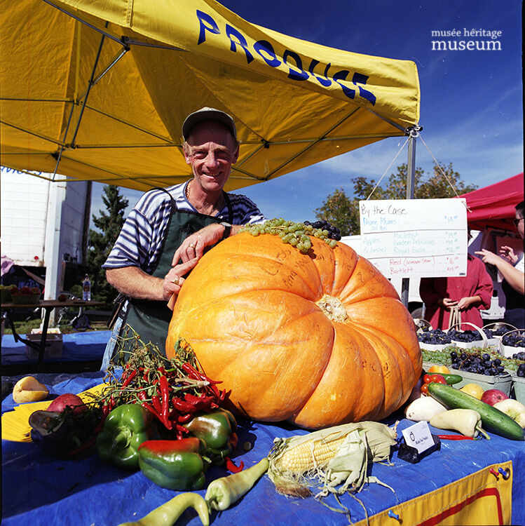 March #ArchivesFeast 1: Klondike Inn in Village Tree Mall, 1986. 2: St. Albert Hotel's dining room, January 15, 1908. 3: Hec's Confectionery, June 1938. 4: Mighty Fine Produce pumpkin at the farmer's market, 1997. All photos courtesy of Musée Héritage Museum. @archivistsdotca