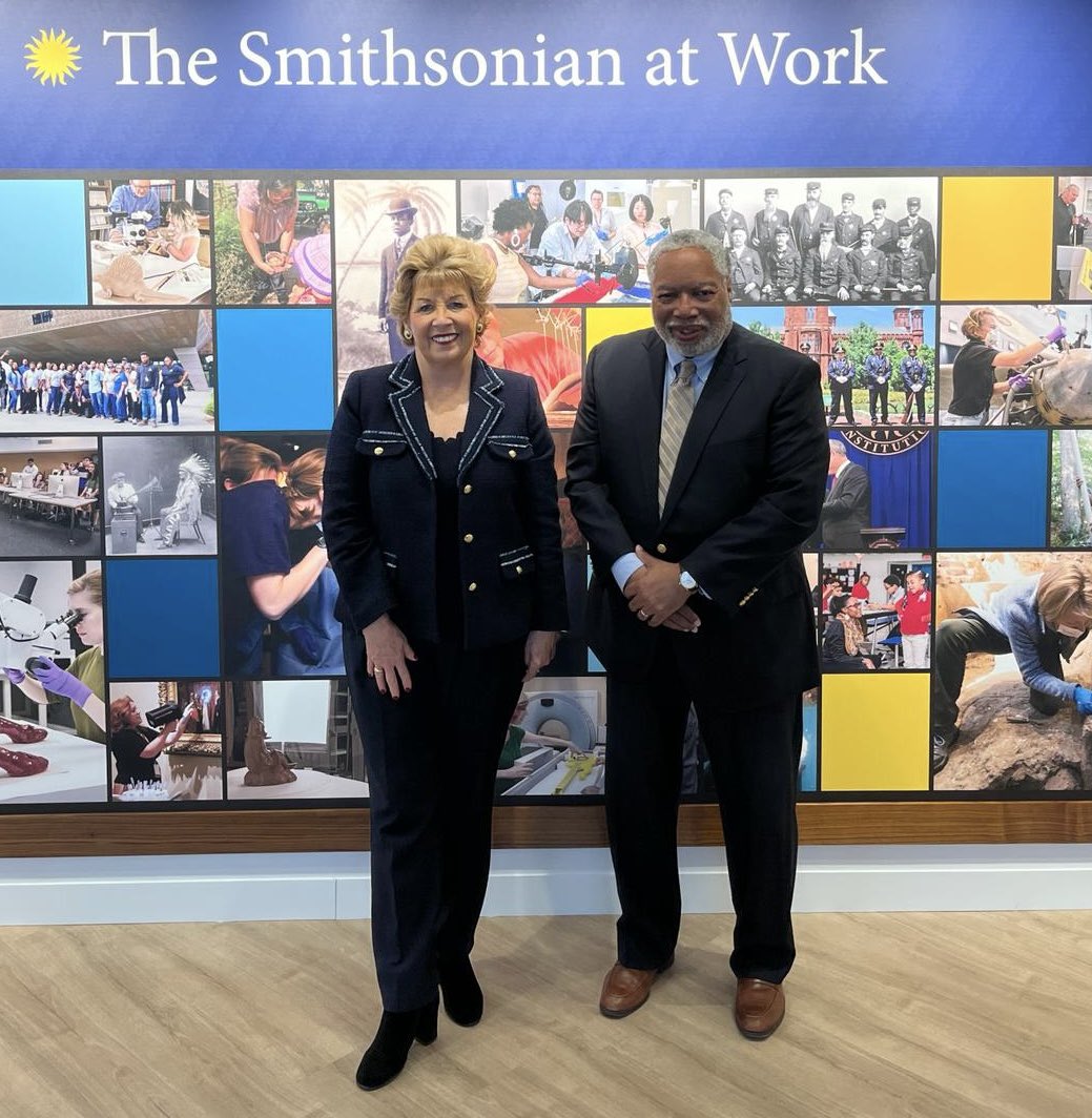 Wonderful meeting with @SmithsonianSec Lonnie G. Bunch III this morning. I wished him well for his upcoming visit to Ireland where he will hopefully learn more about his Irish heritage ☘️