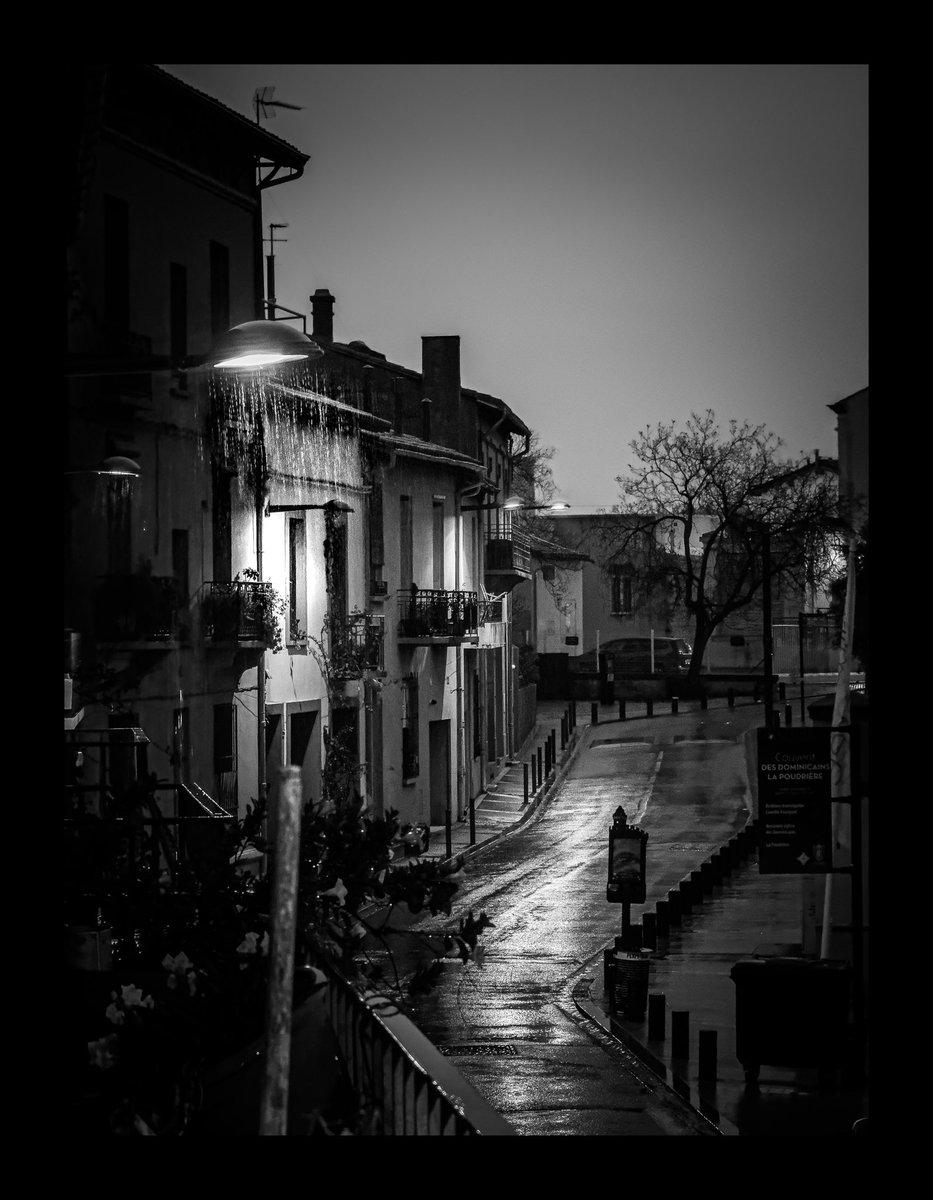 Lexlutin66's tweet photo. Black and White raining. 

#Shotwithhalide #shotoniphone #proraw #blackandwhitephotography #rain #nightlife https://t.co/aqSGOBZ4HH