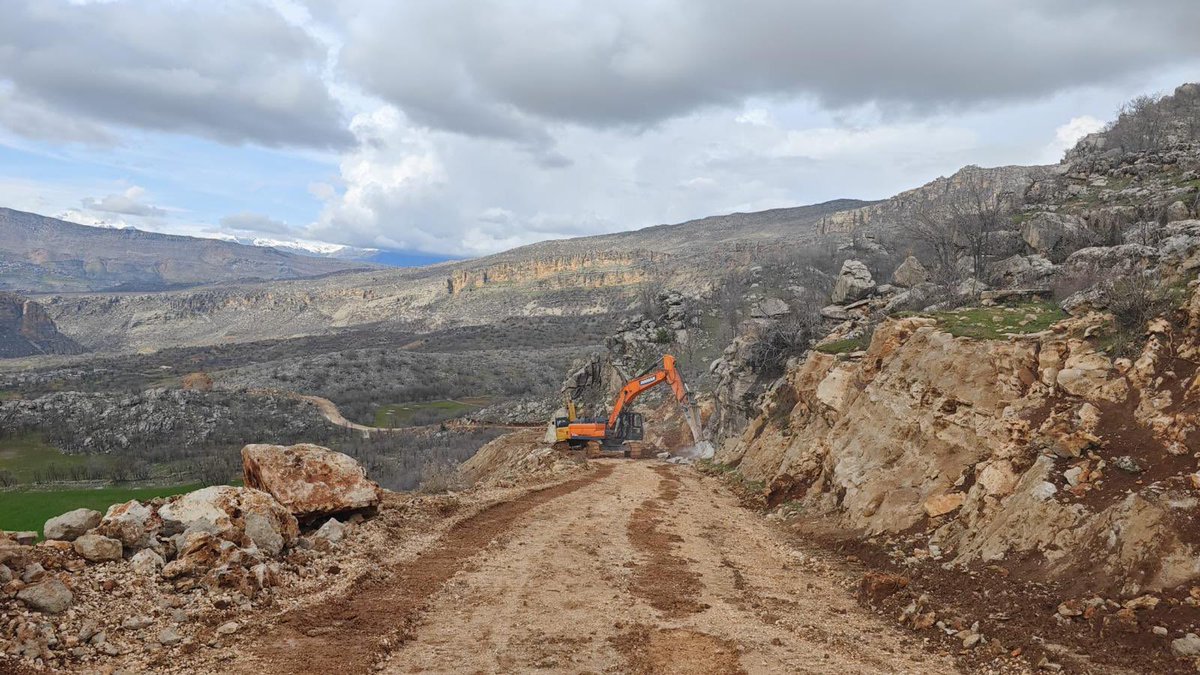abdullahciftci7's tweet photo. Hani Kuyular mahallesi ile Dicle Kelekçi mahalleleri arasındaki bağlantı yolu yol genişletme ve altyapı çalışmalarımız devam ediyor.
#DiyarbakırBüyükşehirBelediyesi https://t.co/NjJ5Q7J18F