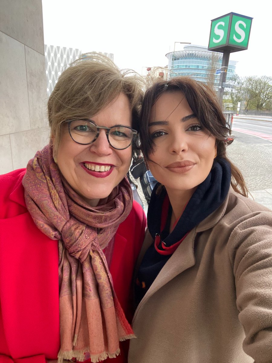 S-Selfie to go, <a href="/gabischoff/">Gaby Bischoff 🇪🇺</a> to stay! ❤️