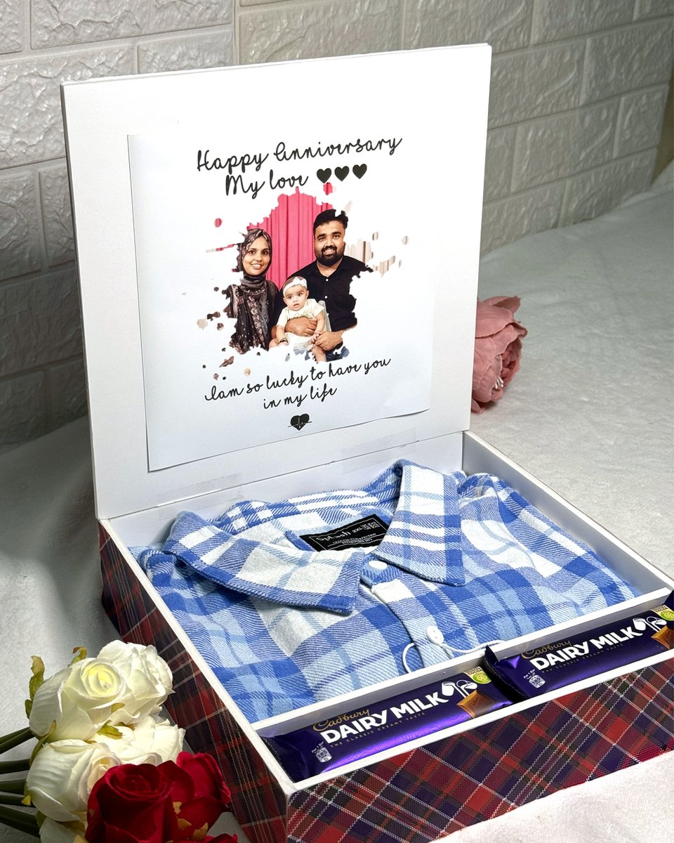 MakeYourWish2's tweet photo. Beyond the Miles, Love has teleported to its destination and we paved the way 🤍❤️
.
.
Thank you @ansilabanu madam for choosing us 😍
.
.
#anniversary #gift #for #him #alain #uae #abudabi #wedding #gifting #ideas #MYW #trending #new #post #shirt #hamper #chocolates #dairymilk https://t.co/Wj7ZUwAxgm