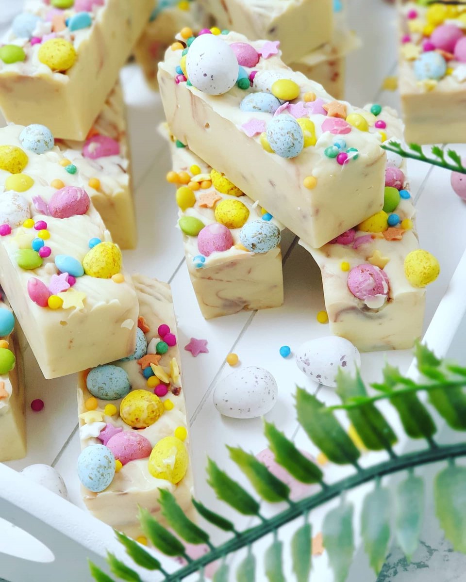 You've got to check out these Mini Egg Fudge Bars recipe using our Rainbow Sprinkles. It's almost too pretty to eat...almost! 😉

Dive in and get decorating🌈

#easter #fudge #minieggs #minieggsfudge #chocolate #bakingrecipe #bakingtips #baking #sprinkles