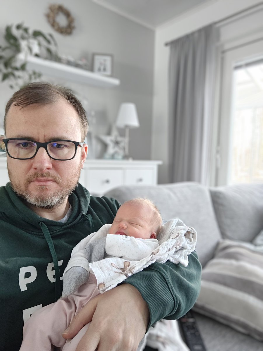 Erikoisosaaminen: nukkuvan vauvan hoitaminen. Tänään kolme päivää täyteen.🐤 #maaliskuiset2024