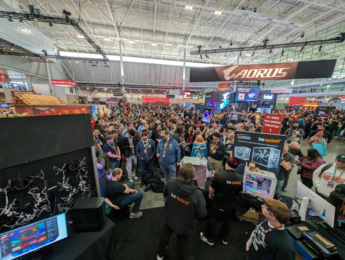 Bet you can't take a picture of the whole crowd .. 

Hold my 4080 , I got this! 

#asus  #pcbuild #gamers #pcmodding #pcsetup #pc #intel #pcmasterrace #gamingpc #pcgaming  #pcmr #gaming  #pc #gamer  #aorus