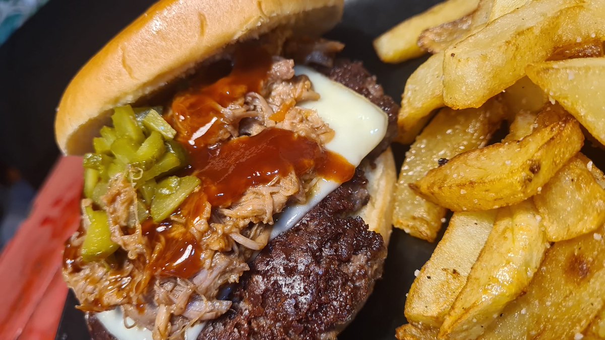 CafeBarMega's tweet photo. Os presentamos una novedad: La #hamburguesadelmes!!

Desde ahora y hasta final de abril podréis disfrutar de... La MegaBBQ!

- Hamburguesa de ternera.
- Cebolla caramelizada.
- Queso Gouda.
- Cerdo deshilachado.
- Salsa BBQ Jack Daniels.
- Pepinillo.

 #venalmega #pidealmega https://t.co/9rKRMgN2WF