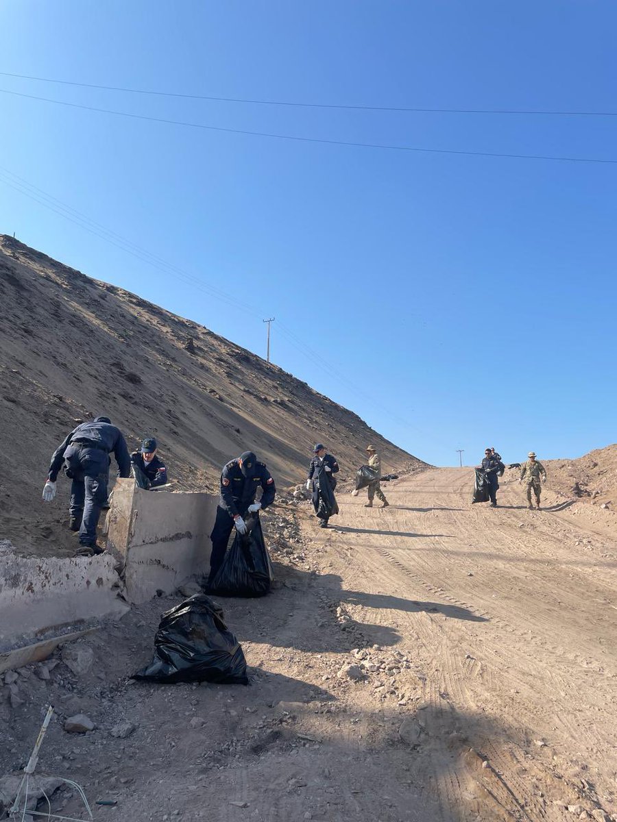 La mañana de este jueves, servidores de la Cuarta Zona Naval, participaron en la segunda jornada de limpieza del cerro “Esmeralda” en #Iquique, lugar que es visitado por cientos de fieles que ascienden hasta el sector de la Cruz durante Semana Santa. @Armada_Chile @DGTM_Chile