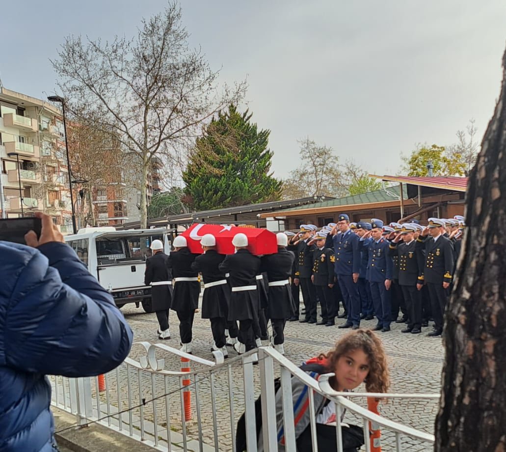 batuhancolak33's tweet photo. Yarbay Gökhan Ünyeli… 
2004 Kara Harp Okulu Mezunu, başarılı bir subay…
Dün geceye kadar da görevine devam ediyordu.
Geride 2 sayfalık bir mektup bırakarak intihar etti.

Yazdıkları tamamen Türk Silahlı Kuvvetleri’nde yaşadıkları üzerine.

Kara Harp Okulu’na henüz FETÖ’cüler, siyasiler tam olarak ele geçiremediği bir dönemin mezunu olduğu için ifadeleri, anlatım gücü, Türkçesi son derece çarpıcı.

Atatürk’yen “Ebedi Başkumandan” diye bahsediyor ve hayatı boyunca hiçbir zaman FETÖ vb oluşumların kıyısından köşesinden geçmediğini vurguluyor.

Yıllar önce kendisine bilmediği bir numara üzerinden gelen çağrıyı yanıtladığı için FETÖ soruşturması açıldığını belirtiliyor.

Şerefli bir vatan evladı olduğu için gururuna yediremiyor.

Ailesini, sevdiklerini üzecek bir sonla intiharı seçiyor.

Bu yarbayımızı kimler buraya sürükledi, kimler sebebi oldu. Üzerine günlerce konuşabiliriz, sonuç alabilir miyiz bilemem. Ama geride bıraktığı mektubu satır satır okumalıyız. O mektubu da vatanperver subaylara okutturmalıyız ki olası bir kumpas ihtimaline karşı yapmaları gereken suç duyurularını vakit geçmeden yapsınlar.

Bilmedikleri bir yerden gelen telefon; hayatlarını, uğruna ömürlerini adadıkları rütbelerinin yakılması için sebep gösterilebiliyor.

Medyaya da talimat verilmiş doğru düzgün haberi bile yapılmadı.

Gökhan Ünyeli Yarbay bugün yapılan askeri törenle son yolculuğuna uğurlandı.

Keşke böyle bitmeseydi…

Geride kalanlara sabırlar dilerim.

Son sözleri:
“Türk Milletinin kendi evlatları olan Türk Silahlı Kuvvetlerine tekrar sahip çıkması dileğiyle, ELVEDA.”