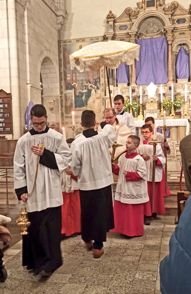 C_Pantalon's tweet image. #JeudiSaint #TriduumPascal
Jésus est au Reposoir, jusqu&apos;à Pâques