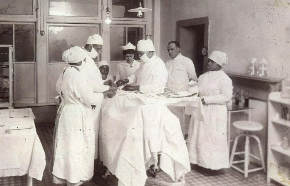 The Knoxville College Hospital existed from 1907 to 1926. This photo taken there shows seven men and women engaged in medical training. The first Black @RedCross nurse in the United States, Frances Elliot Davis, got her initial training there. #WomensHistoryMonth