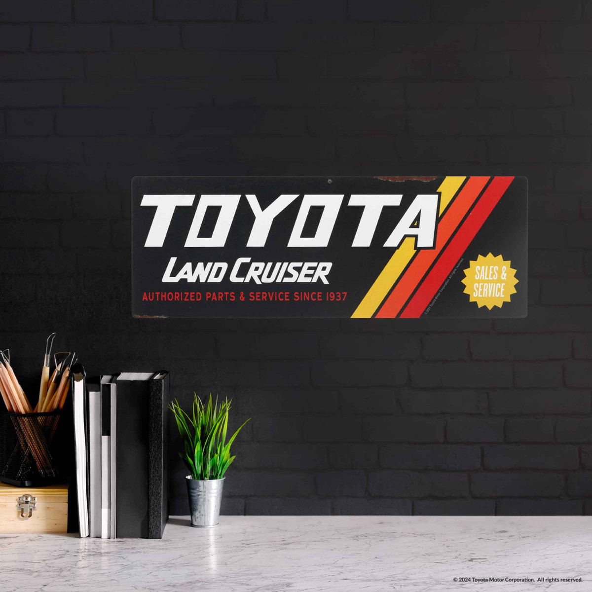 ClassicsPop's tweet image. Add a vintage touch to your garage with our Toyota Land Cruiser Sales &amp;amp; Service retro metal sign! 🚙⚙️ Built to withstand the elements, this weather-resistant sign celebrates the enduring legacy of the Land Cruiser #ToyotaLandCruiser #RetroSign
l8r.it/AH9A