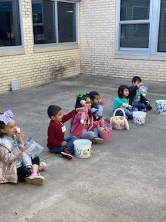 What an 'EGG'-citing day! 🥚🥳Check out what was happening @ZavalaMagnet. All eyes were on Coach awaiting the Egg Drop. 🥚👀 An 'Egg'-ceptional Day was had by all! 🐰 @TechECISD