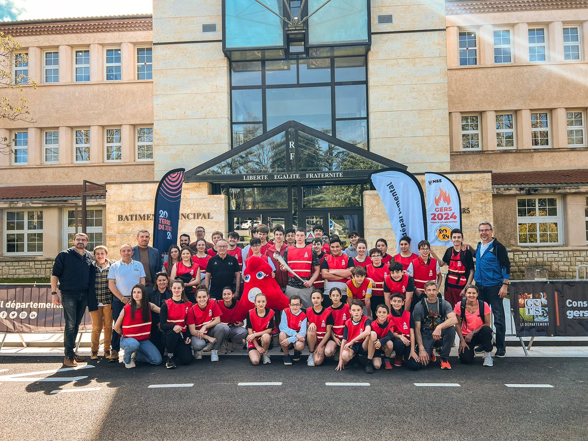 🔥 Le relais de la flamme, c'est aussi une aventure éducative ! Avec l'@unss32, les écoles, collèges et lycées du département se sont mobilisés à l’occasion d'un véritable relais de la flamme olympique #Génération2024 Aujourd'hui à #Auch, les jeunes relayeurs des collèges