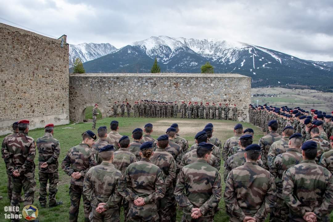 Les 4 semaines de la formation 'moniteur des techniques commando' s'achevent aujourd'hui pour les élèves de l'ESM1 avec la traditionnelle cérémonie de remise des brevets.
#NosJeunesOps #PrépaOps