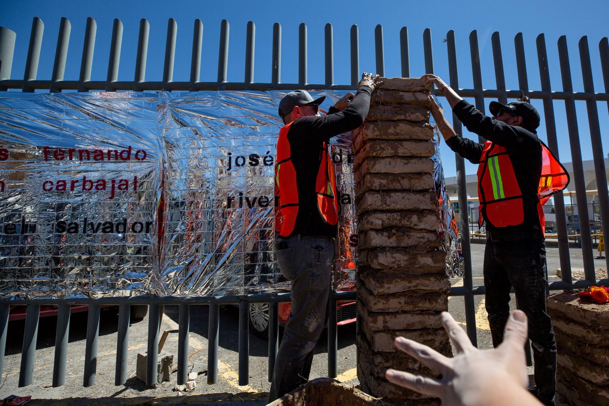 40 migrants died at a fire in a Mexican migrant detention center in Cd. Juárez. To this day not one person has been found responsible for their tragic death. Activists demanded justice families of the victims on the anniversary. Nota con @CorrieBoudreaux shorturl.at/fjD26