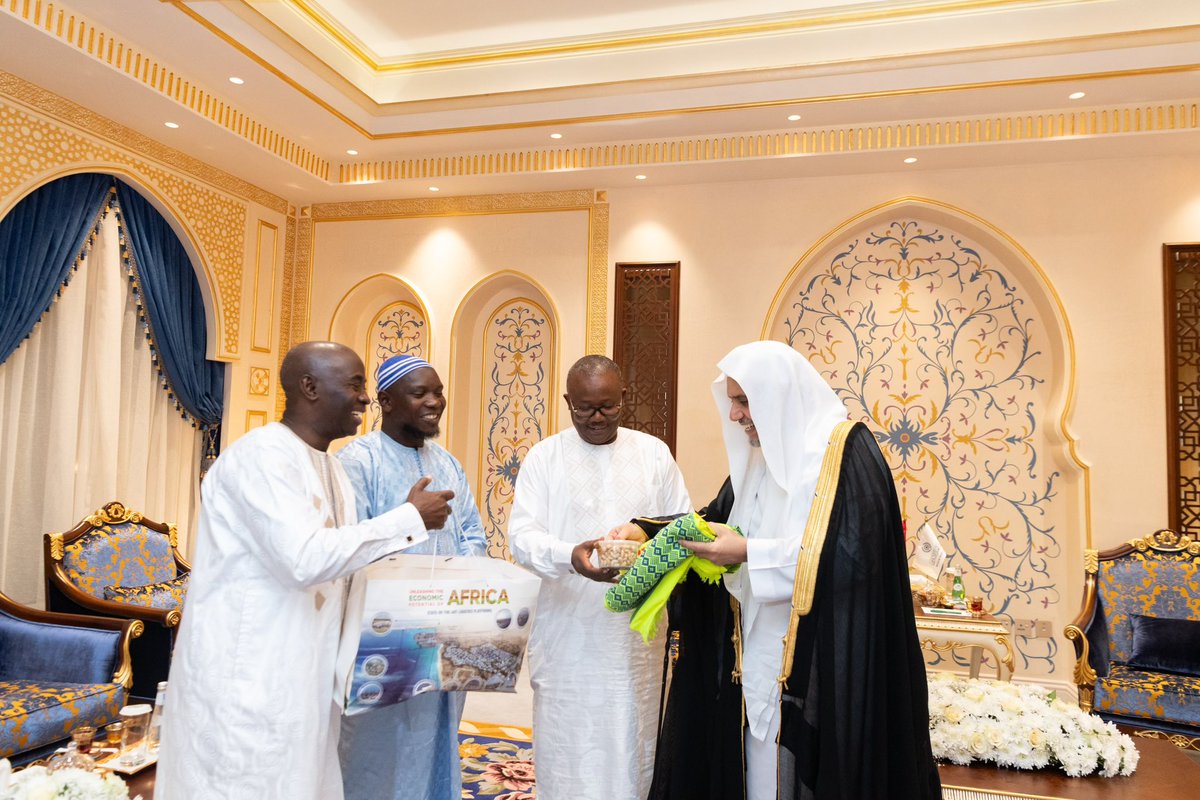 استقبله أمينها العام الشيخ محمد العيسى..
فخامة رئيس جمهورية غينيا بيساو  يزور مقر رابطة العالم الإسلامي بمكة المكرمة .

-