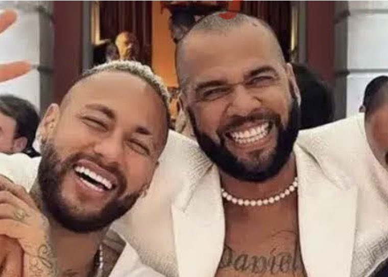 Daniel Alves invés d ficar quieto
tá fazendo festa até amanhecer, 
repercutindo em toda imprensa 
internacional. Burro demais‼️
🐴🐴🐴🤮🤮🤮