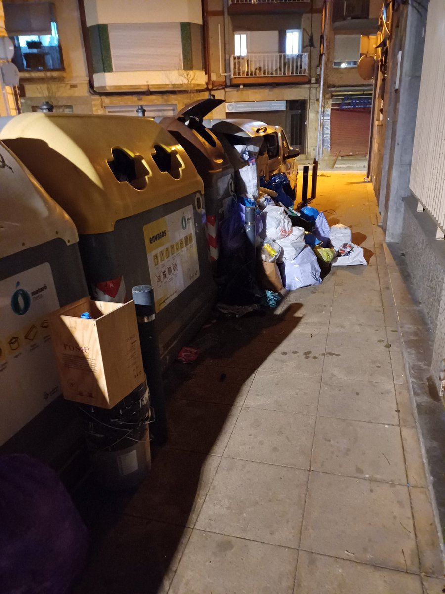 Carrer d'ibran. Seguim igual. Potser cal un segon contenidor de brossa. @matarocat Avís a la app mataroneta, a veure quan es soluciona. Foto 21:10.