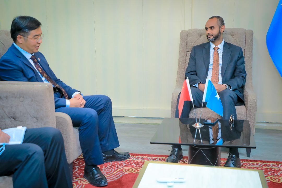 Defence Minister @Amohamednur and Chinese Ambassador @FeiShengchao met in Mogadishu to bolster Somalia-China defence ties, focusing on security and anti-terrorism efforts. The minister lauded China's support and friendship, underscoring Somalia's strategic partnership with China.