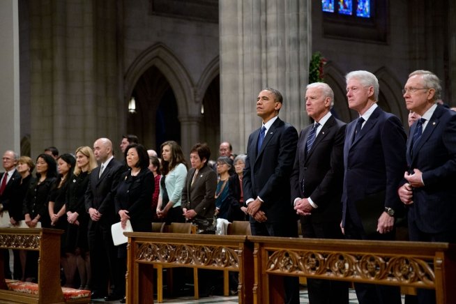 keeffe_c's tweet image. While NYPD Police Officer DILLER lays in a casket. 
These 3 scumbags take in money at Radio City, NYC