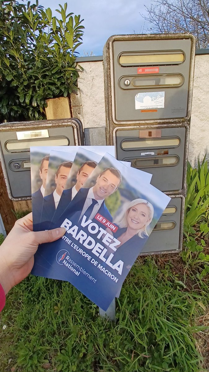 Aujourd'hui boitage dans la campagne vichyssoise sous un joli ciel bleu ! 

On ne lâche rien !  #VivementLe9Juin 

Tous derrière @J_Bardella #LaFranceRevientLEuropeRevit 🇫🇷

#RassemblementNational