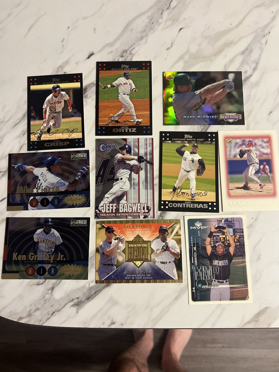 CevinAlex's tweet image. Going through my baseball cards I got in LA in like 2001, there’s some good stuff in here. Still gotta go through more