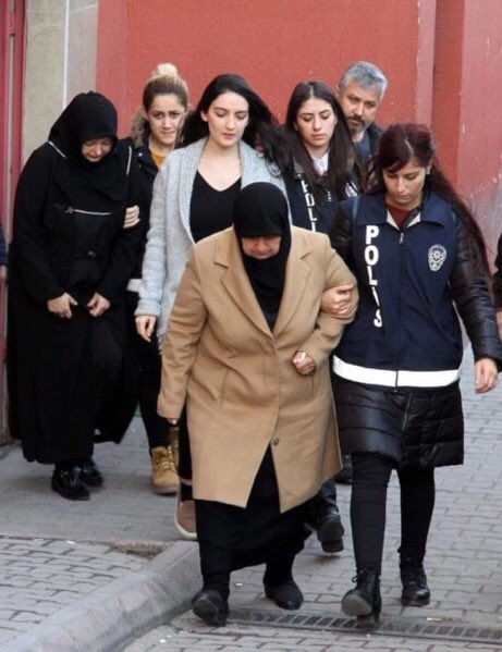 Cezaevleri her yaştan masumlarla dolu.
Binlerce insan işkence ve kötü muamele sonucu can verdi.
İşi, aşı, özgürlüğü gasp edilen yüzbinlerce mazlumun mağduriyeti devam ederken demokrasiden, medeniyetten söz edilemez.
Ülke beyin kanaması geçirmeye devam ediyor.
DemokrasiYoksa OyYok