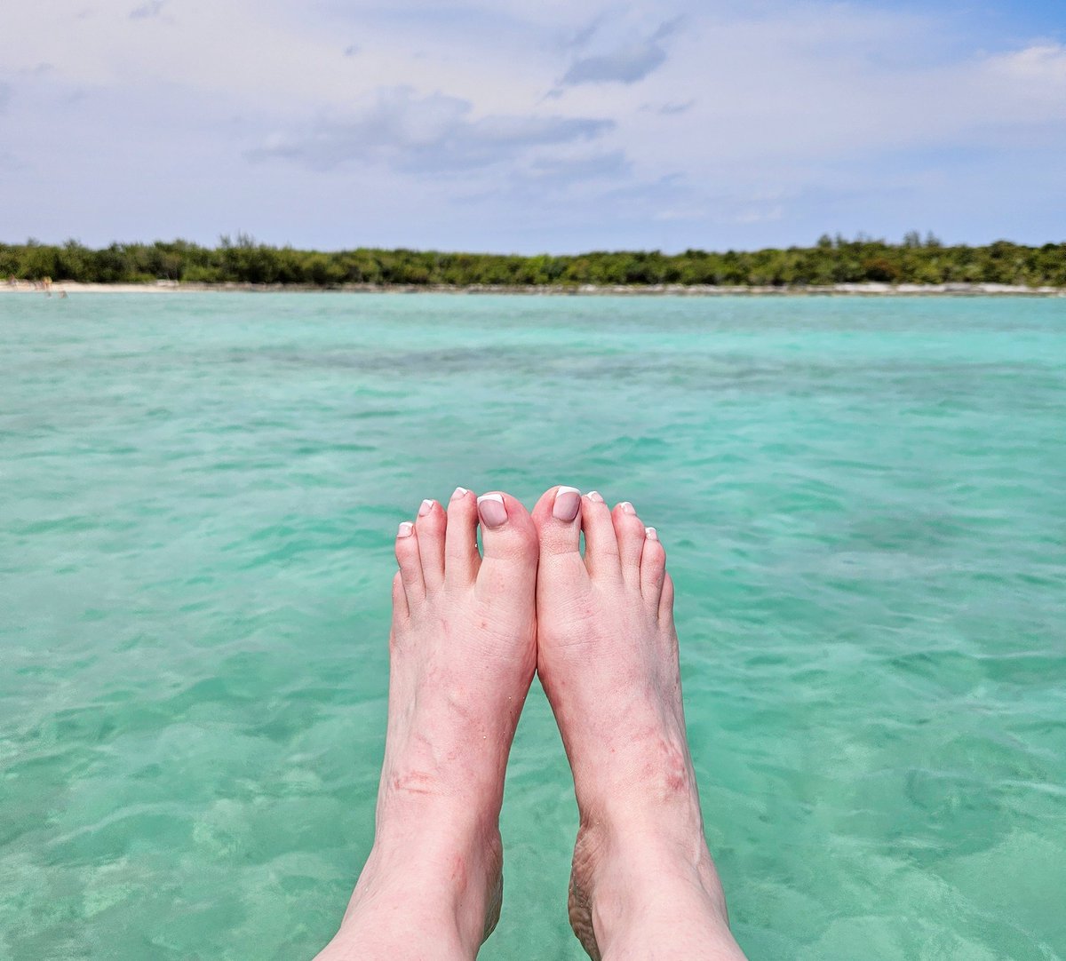 Proof that I'm a hard-working, hard-core professional foot model. I puked on the boat and then shat myself but still got my ocean shots. @msjennifoxx #feetworshi̇p #FOOTFETİSH #footworshi̇p