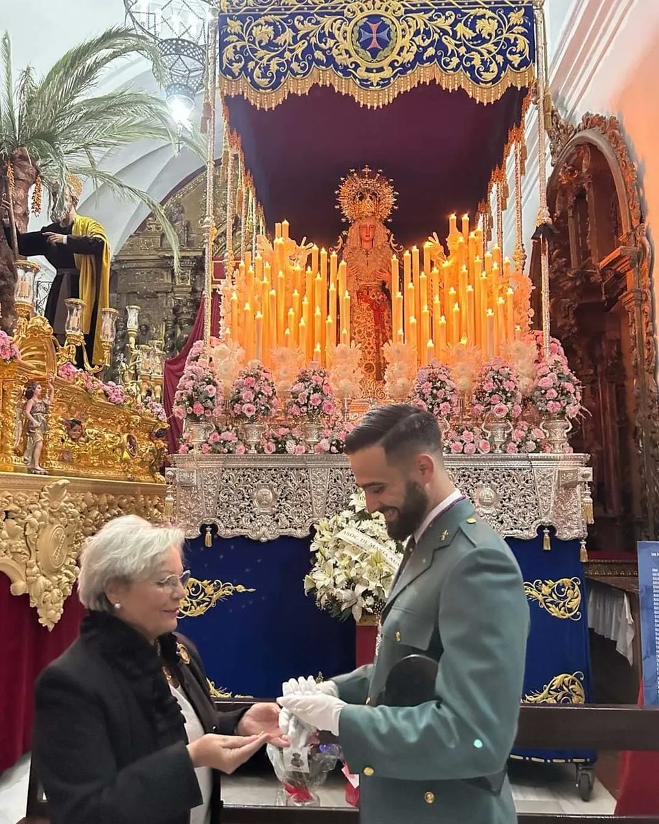 HdadTrinidad's tweet photo. 𝐃𝐄𝐓𝐀𝐋𝐋𝐄𝐒| En la tarde de hoy, uno de los Guardias Civiles que han escoltado el paso de Ntra. Sra. de los Desamparados, Don Jose David Barroso, le ha echo entrega a la camarera de su pisacorbatas y un pin de oro con la insignia del cuerpo al que pertenece. 
¡Gracias! https://t.co/oRQxqZRrWS