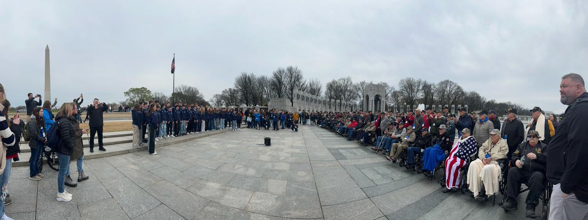 Côr yn canu yn Arlington heddiw. The choir at Arlington Cemetery today.