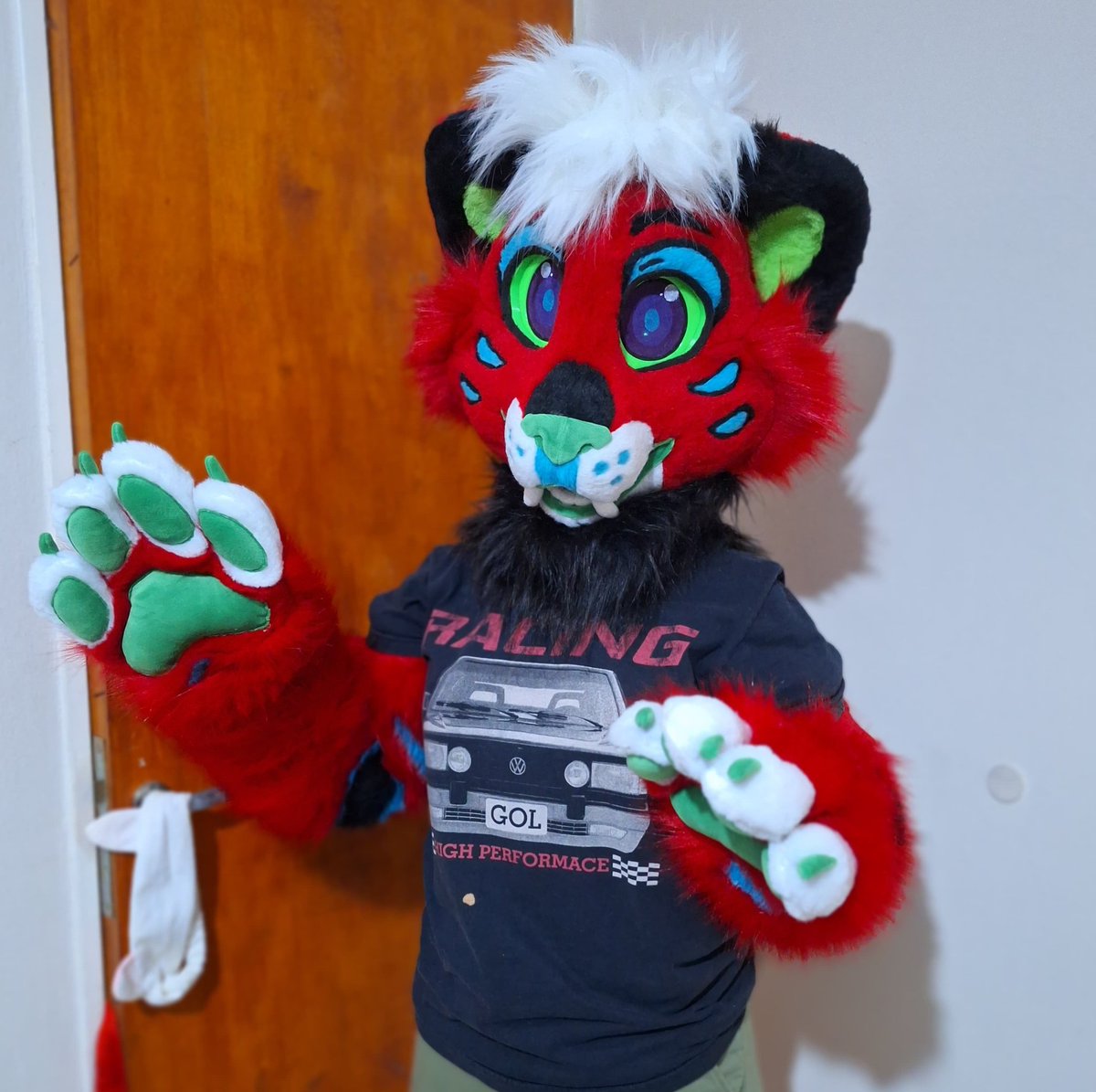 ChainaSilverfox's tweet image. Fursuit minipartial (with arms) finished! For @BlooBlurry
I can't wait to send it home, maybe this will be my first shipment out of the country!