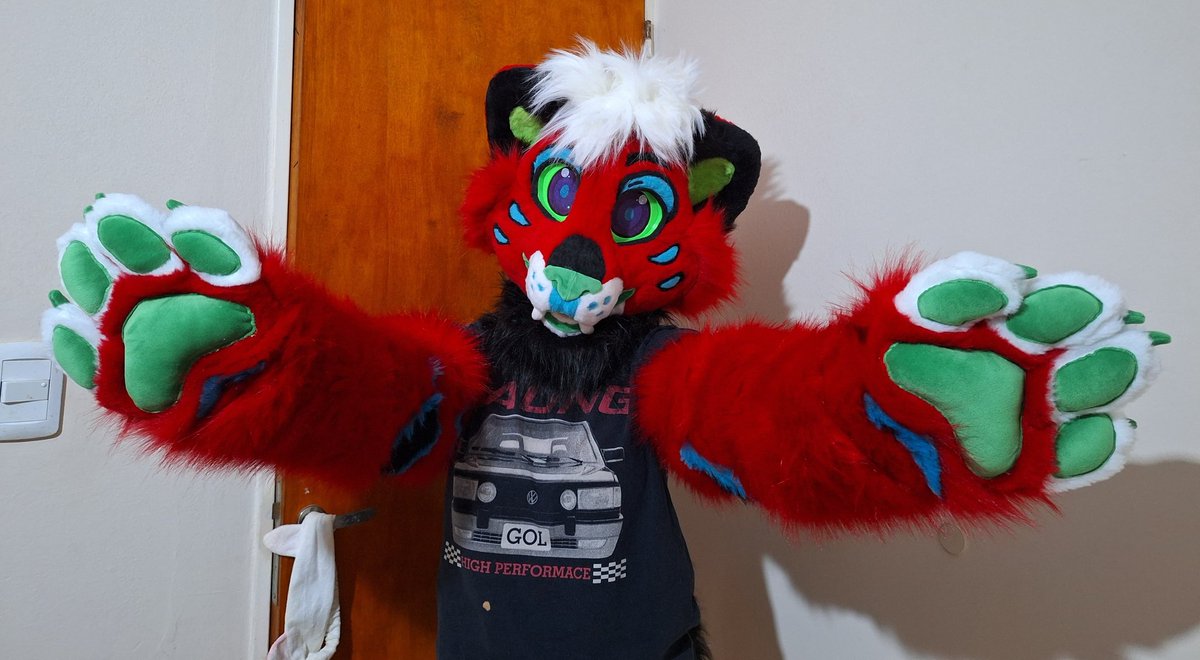 ChainaSilverfox's tweet image. Fursuit minipartial (with arms) finished! For @BlooBlurry
I can't wait to send it home, maybe this will be my first shipment out of the country!