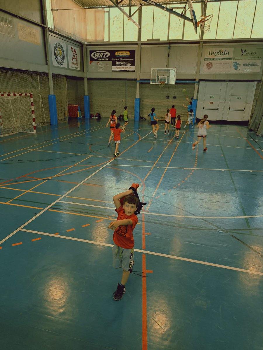 BC__Torroella's tweet photo. 🔴⚫ 
🏀🏀🏀
#SomTorroella 
#SomEsport 
@AjTorroella 
#GPSupermercats https://t.co/sXzfgDN2Ij